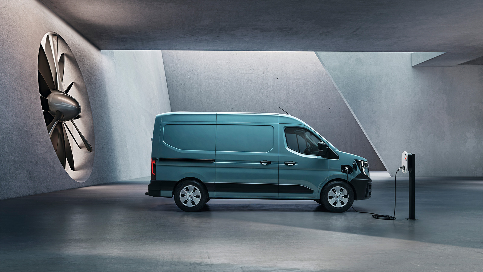 Renault Master sett fra siden under lading